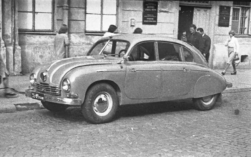    Одна из завезенных в СССР Tatra T600 Tatraplan.