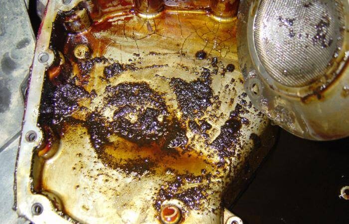 Простой слив отработанного масла оставляет в поддоне и на деталях двигателя отложения и продукты износа деталей
