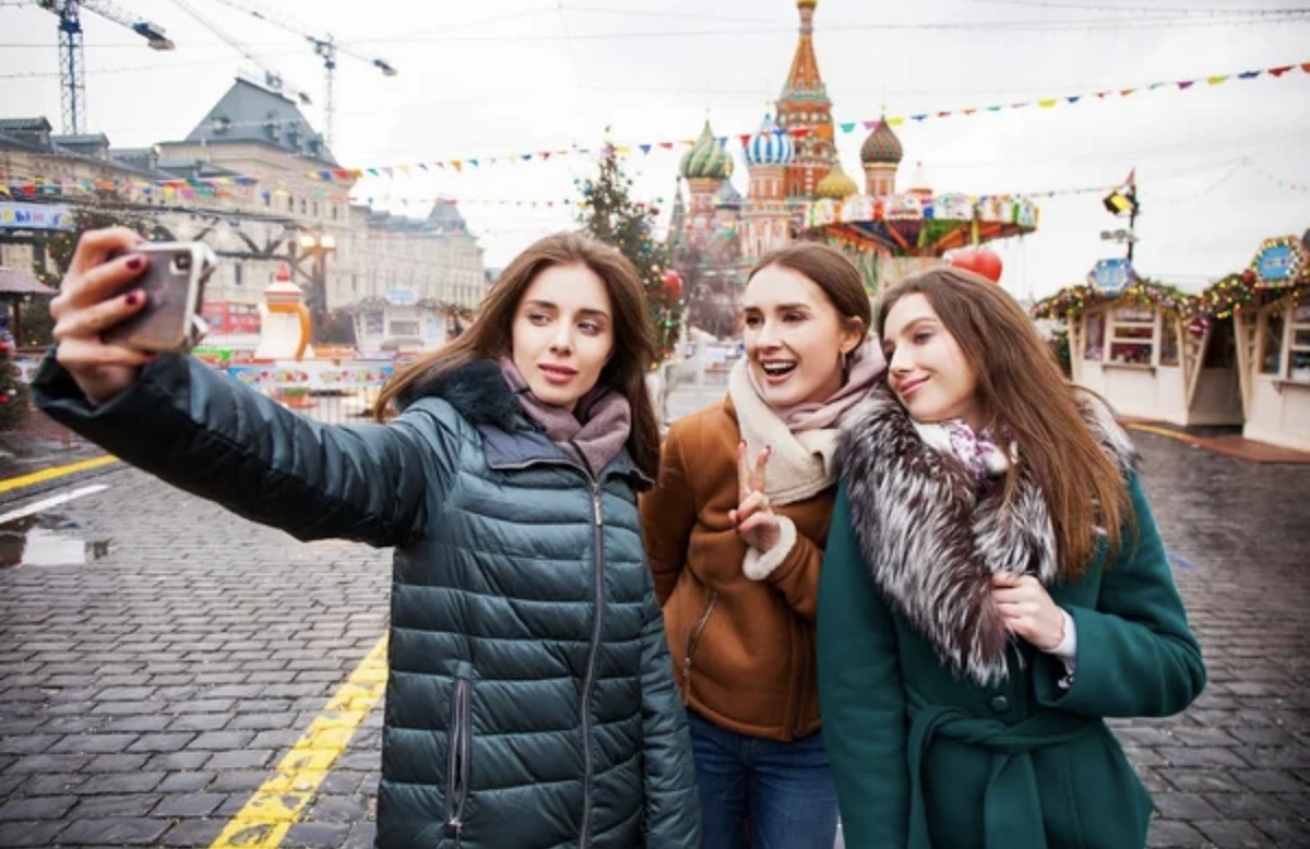 Источник: https://depositphotos.com/ru/photo/two-girls-tourists-are-photographed-in-moscow-russia-64945201.html