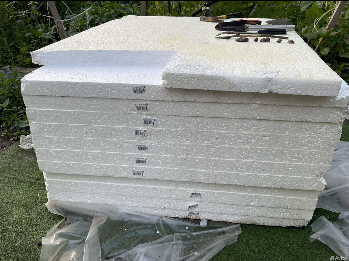 Наверху дочка разложила свои инструменты, рогатки и прочую утварь, играла с пенопластом в изобретателя