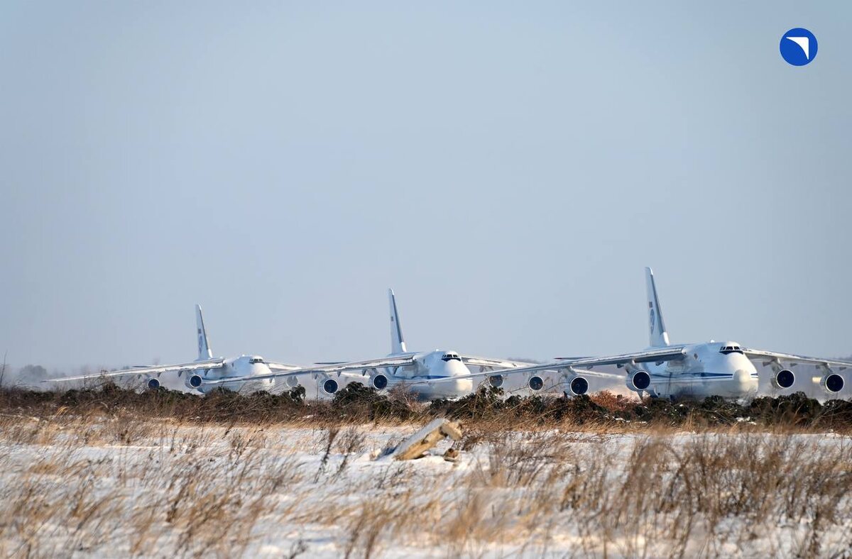 На фото 2023 года: Летно-тактическое учение ВТА по переброске на большие расстояния военнослужащих и техники с использованием одновременно 7 тяжелых военно-транспортных самолетов Ан-124 «Руслан». Источник фото: ОАК.