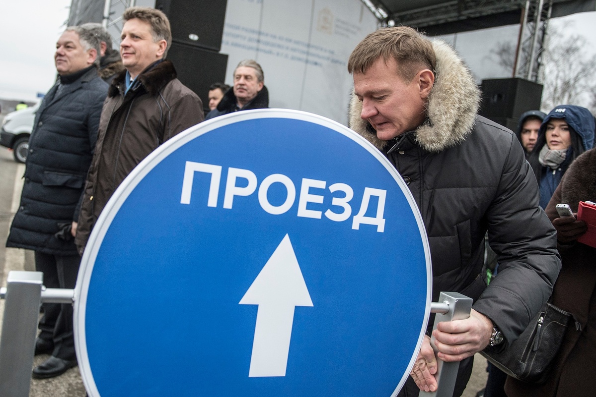    Руководитель Федерального дорожного агентства (Росавтодора) Роман Старовойт (справа) на открытии новой транспортной развязки на подъездной дороге к аэропорту "Домодедово". 2015./Евгений Биятов / РИА Новости