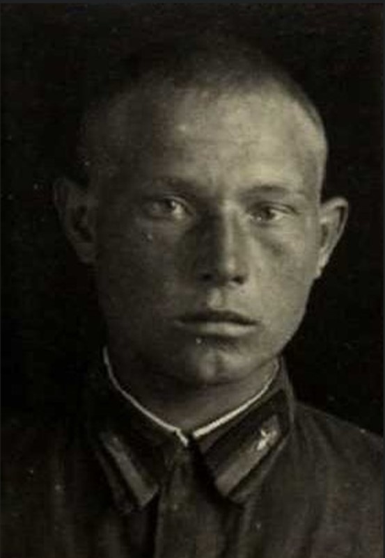 Сержант 825-го полка штурмового авиационного полка Михаил Тихонович Мальцев.