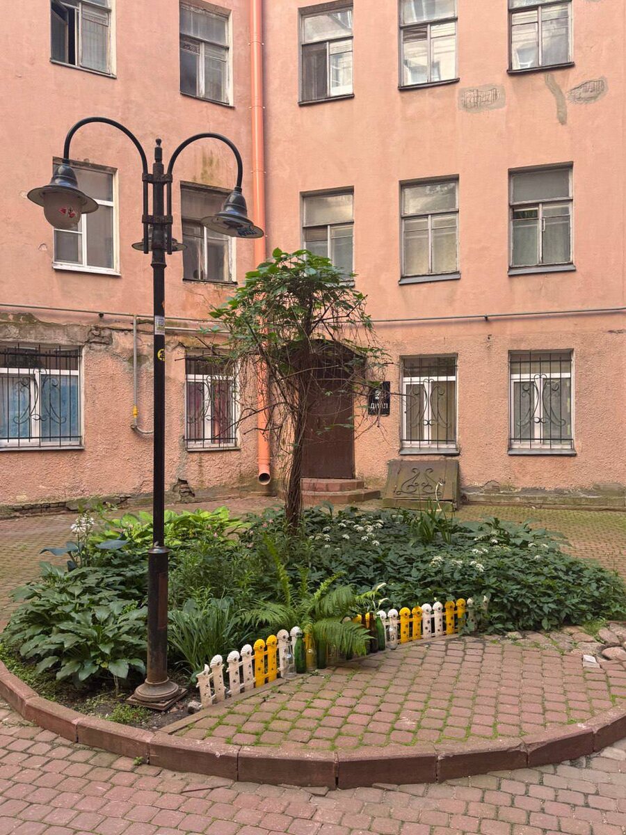 двор с металлическом деревом