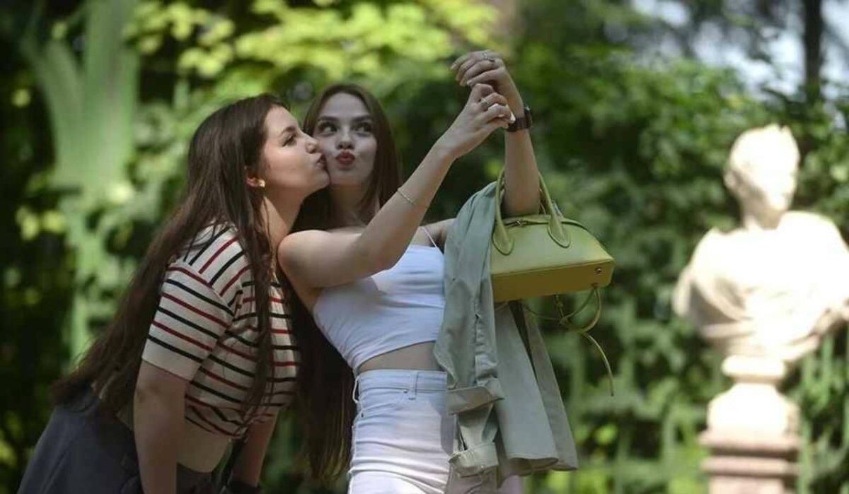     Девушки фотографируются в Санкт-Петербурге. Источник: kp.ru Автор фото: Алексей Булатов