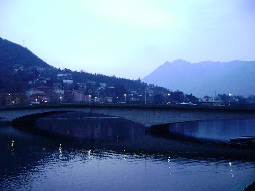 Впервые попали мы в Италию в конце февраля. Самый что ни на есть не сезон. И это было прекрасно. Озеро Комо не с парадного подъезда. 