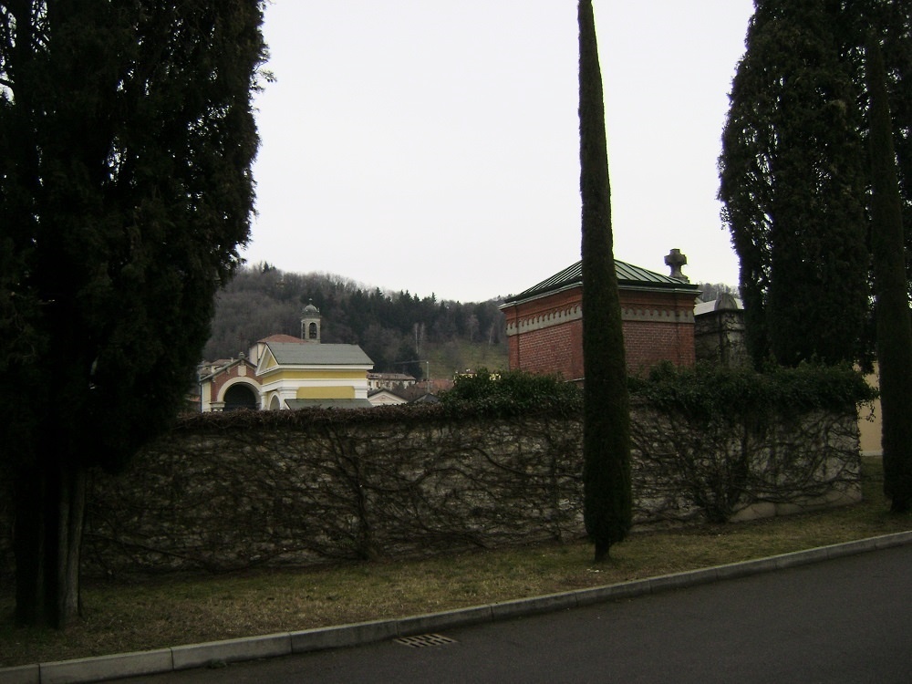 Чимитерия коммуна. Общественное кладбище. Оно подобно музею. Попали на него случайно, потому что только там парковка пустая была. И бродили несколько часов.