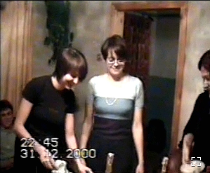 Подруга из Мюнхена прислала раритетное видео. Это скрин из него. Двадцать восемь лет мне здесь, тонка и стройна, аки берёзка, после первого года скачки по степям и кошарам. Кто читал мемуары, тот вспомнит, думаю, ту статью о весне бесстрашного юного ветврача, окоте и бравом помощнике. А на НГ сквозанули семейно в Ставрополь, к друзьям, категорично затребовавшим присутствия. Надо же, сохранился фильмец четверть вековой давности. 