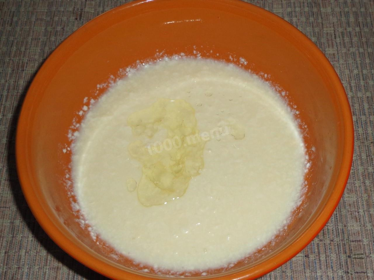 Кефир комнатной температуры вылейте в глубокую миску, добавьте подсолнечное масло.