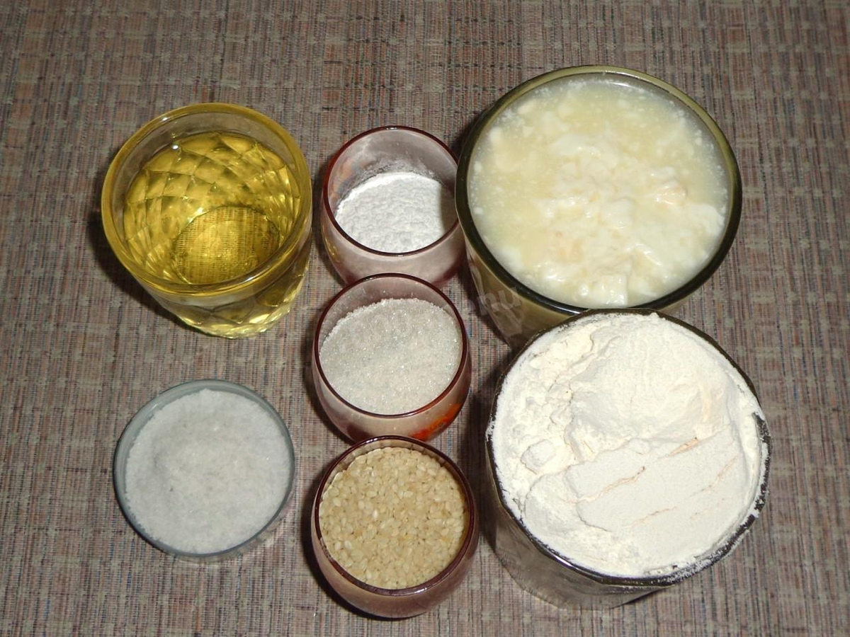 Как испечь булочки на скорую руку сладкие в духовке? Подготовьте все необходимые ингредиенты. Кефир достаньте заранее из холодильника, чтобы он нагрелся до комнатной температуры. Тесто на теплом кефире получится нежнее и эластичнее.