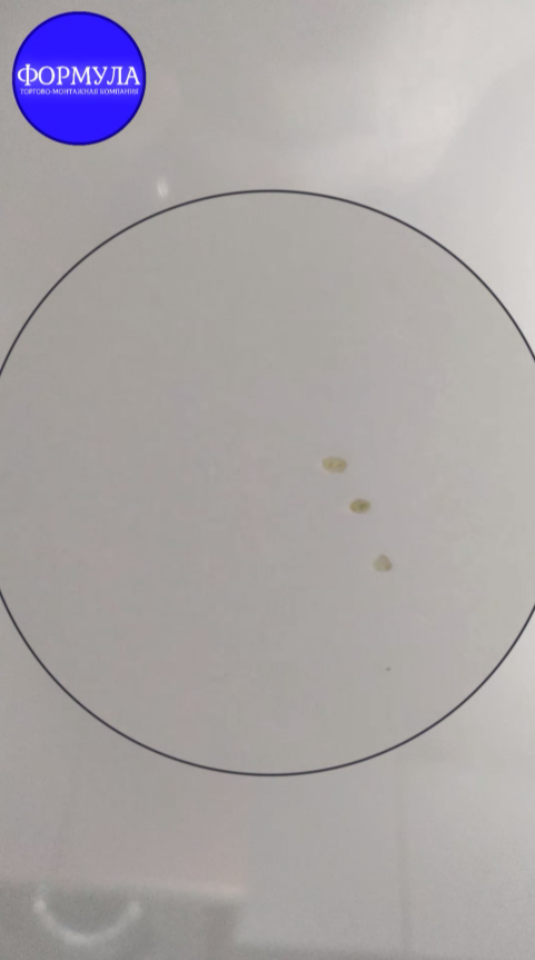 Не понятные пятна желтого цвета, как брызги.