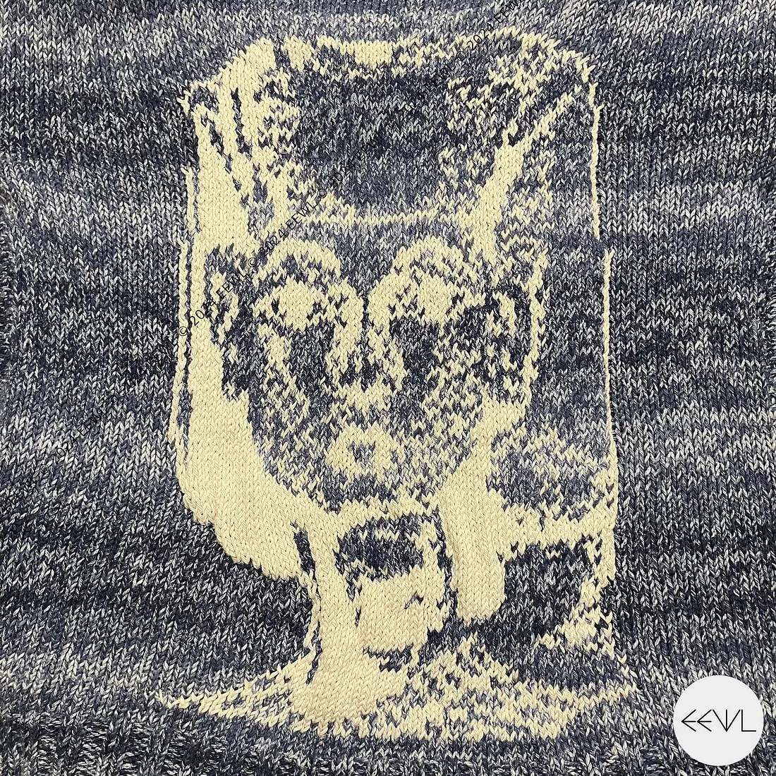 Деталь свитера с изображением богини из канопического святилища фараона Тутанхамона 