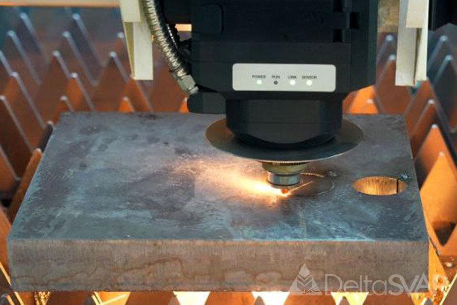Лазерная резка. Фото: © https://deltasvar.ru/articles/termicheskaya-rezka/lazernaya-rezka-preimushchestva-nedostatki-primenenie/