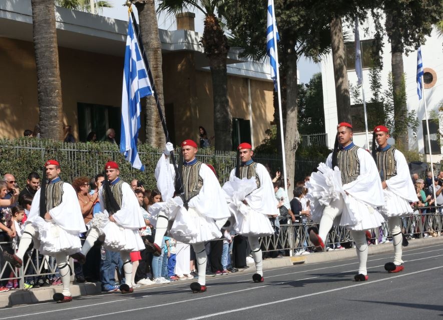 День Охи. Парад эвзонов - президентской гвардии. Источник: https://wishescards.ru/so/oxi/