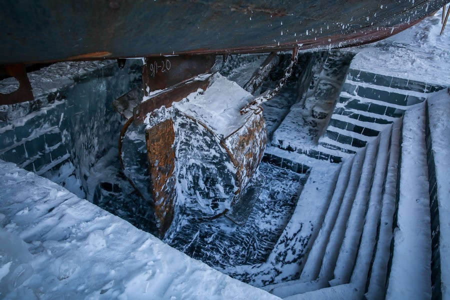 Представьте себе гигантский корабль, вмерзший в ледяное поле. 