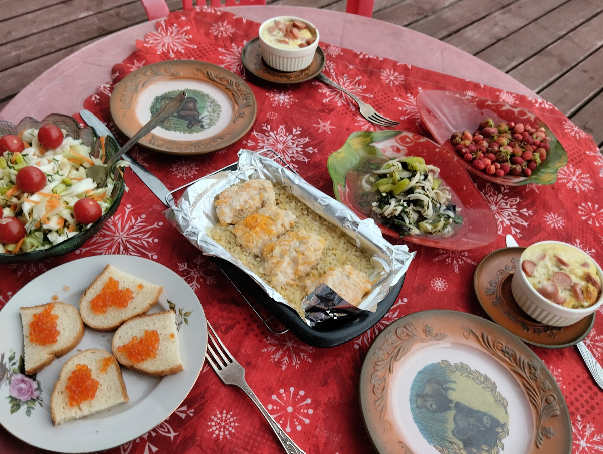 Тут же погас свет...