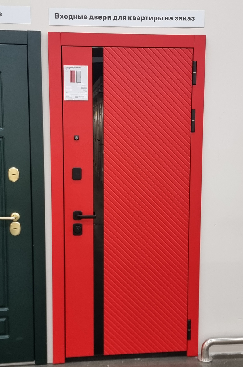 Входная дверь в квартиру серии "БИЗНЕС" в Лемана Про. Фото автора статьи.