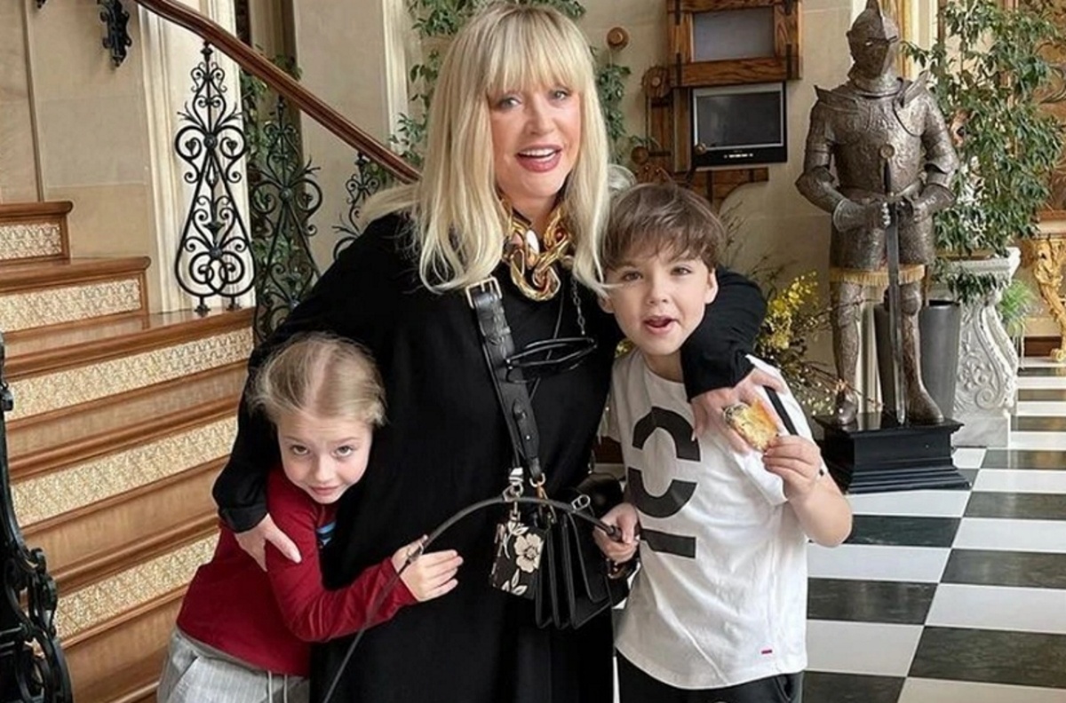 Алла Пугачева с двойняшками Гарри и Лизой. Фото: соцсети