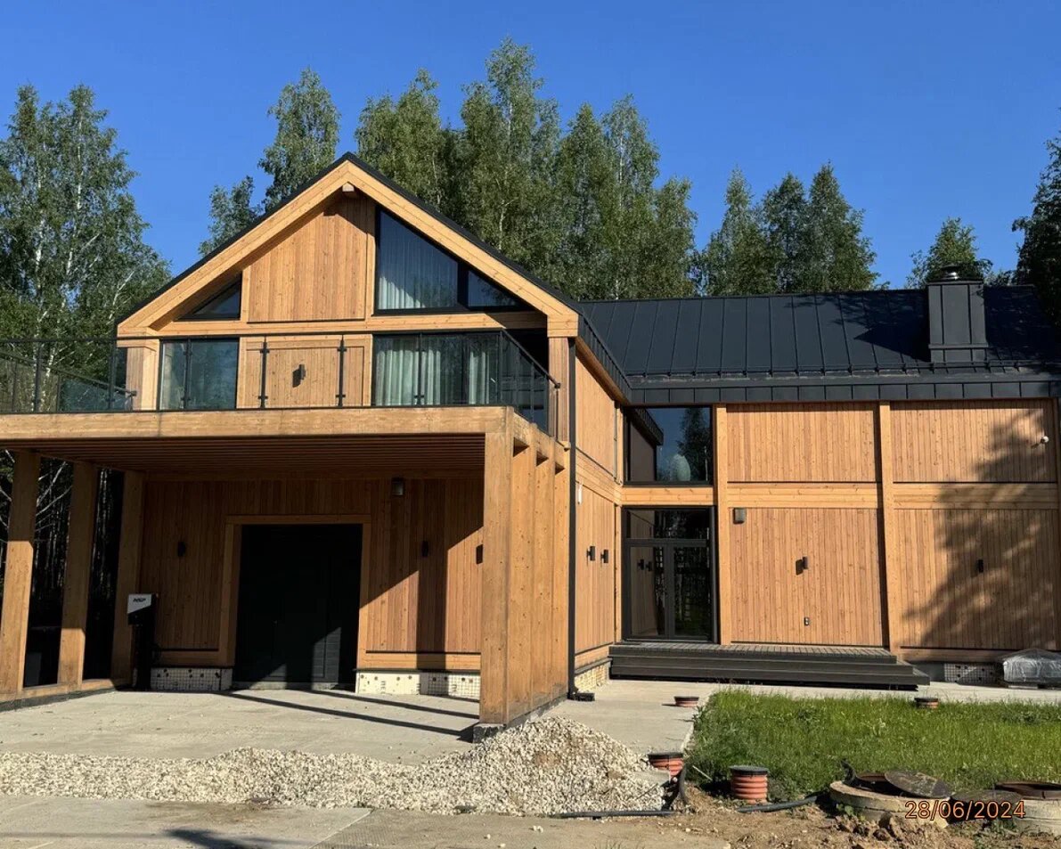 Внешний фасад дома "Сван" с вторым светом и панорамными окнами