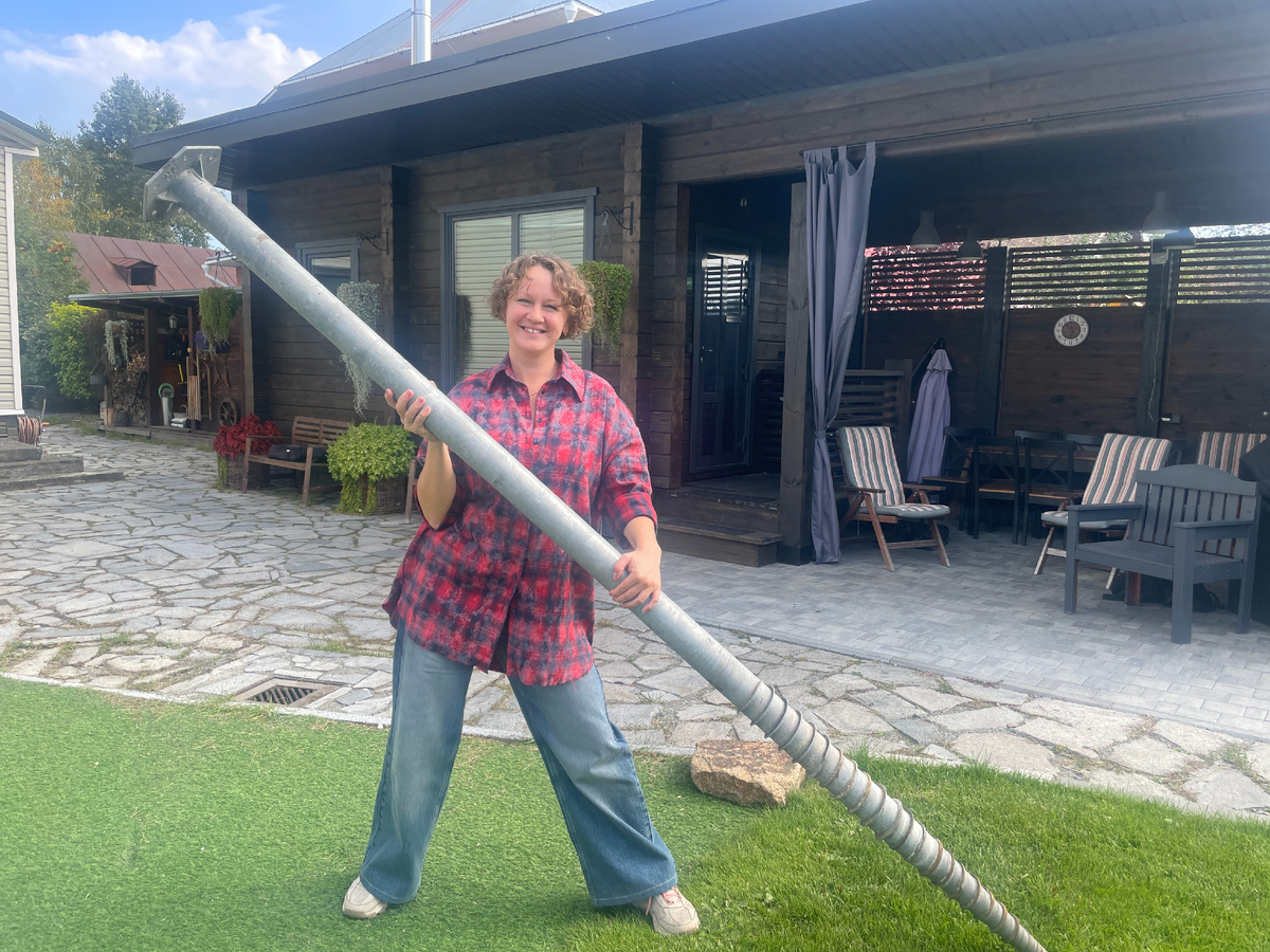 На таких сваях стоит баня