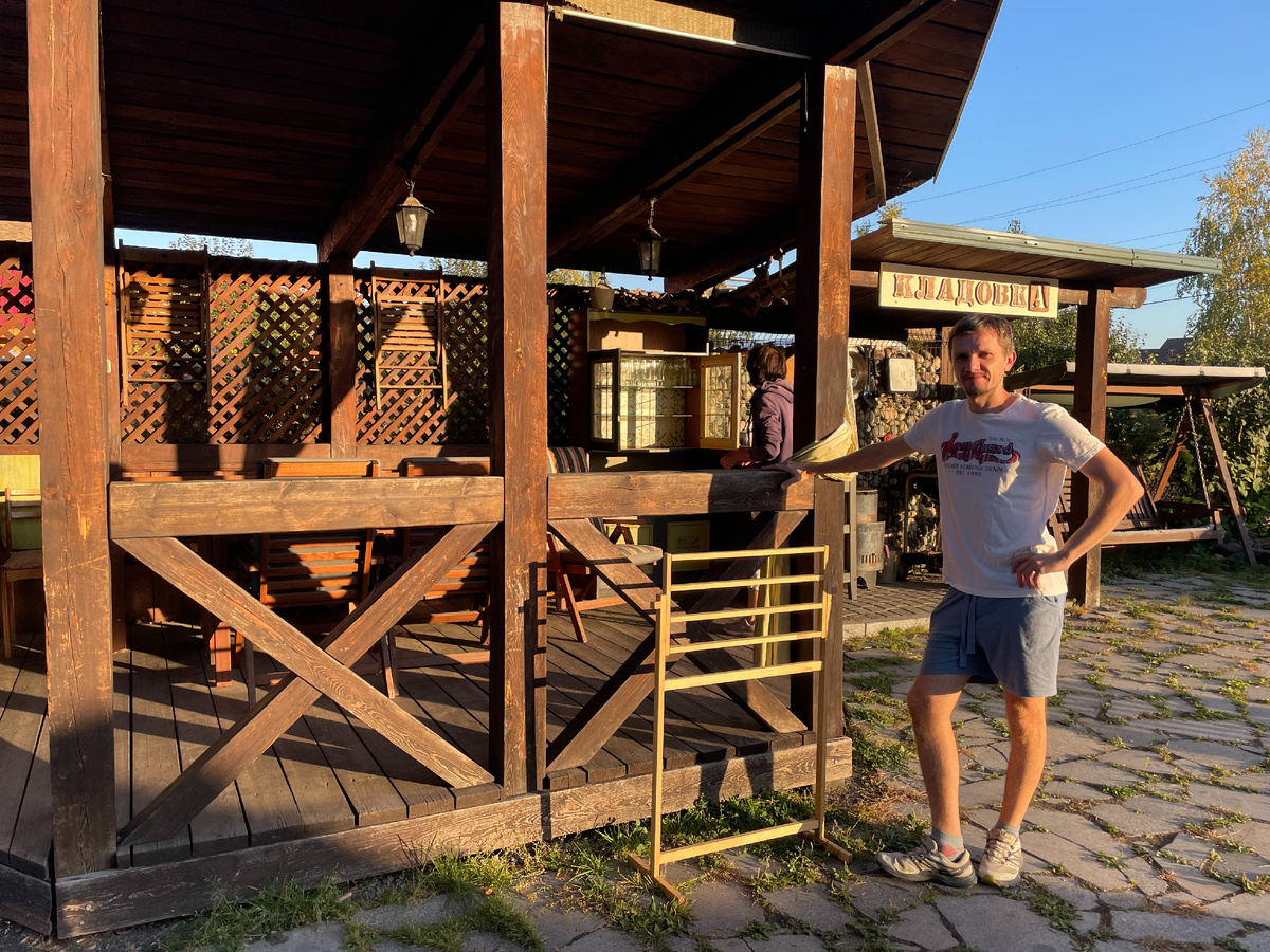 На месте нашей веранды мы поставили баню