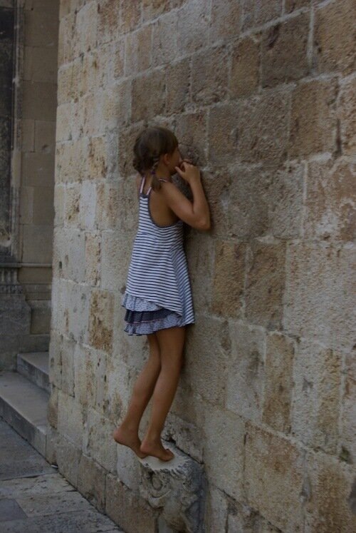 "Девочка сообщает секрет стене?" - спросила подруга Юля, увидев это фото