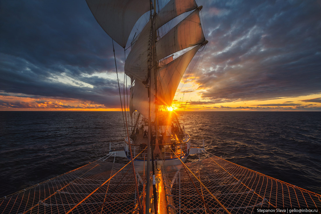 Где он там зеленый луч? Зеленый Луч — это редкое оптическое явление в атмосфере. Выглядит он как ярко-зелёное свечение, в виде луча, на верхнем крае солнечного диска, заходящего за горизонт. Увидеть этот  зелёный луч можно только в том  случае, если судно находится в открытом море, во время высокой прозрачности атмосферы и при отсутствии волн. Длится это красивое явления природы всего лишь от одной до трёх  секунд . Зеленый луч окружён мифами. В шотландском фольклоре тот, кто увидит его, обретёт вечную любовь или избавится от старых обид. Моряки верили, что явление предвещает удачу в плавании.  