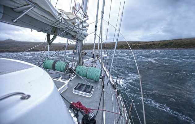  Pelagic комфортно стоит на якоре при ветре 50+ узлов в Caleta Martial у мыса Горн. На песке хорошая удерживающая сила. 