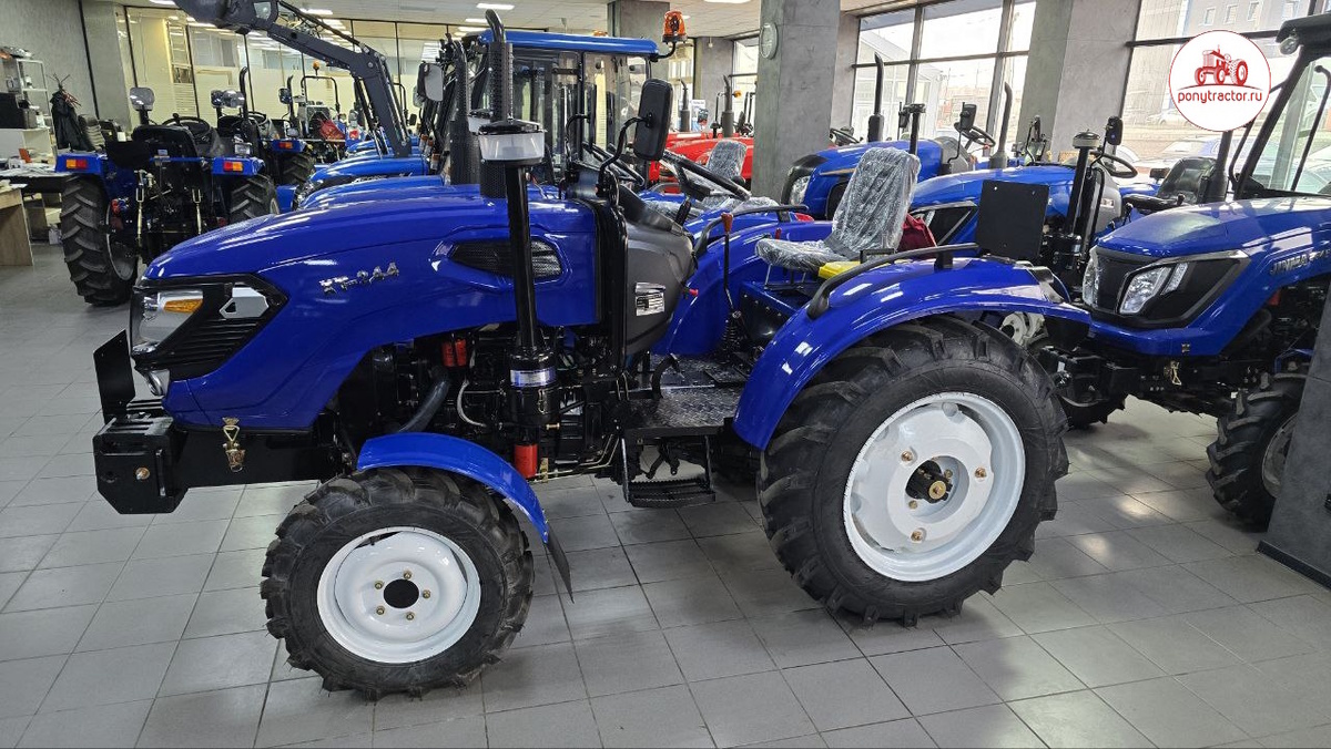 Мини-трактор XINGTAI XT-244. Вид слева. Фото автора.