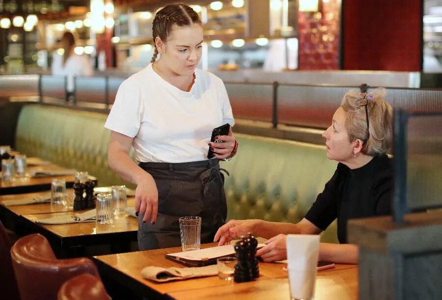 В России работать в сфере гостеприимства до седых волос пока не принято — отрасль страдает от большой текучки кадров./ФОТО Сергея ПЕТРОВА/NEWS.ru/TACC