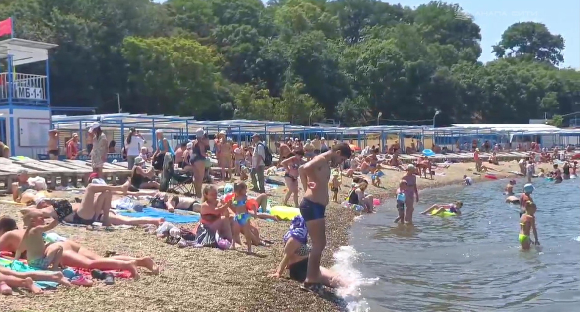 Галечный пляж Высокмй берег в Анапе в продень. Народ здесь тусит по прежнему с 6 утра