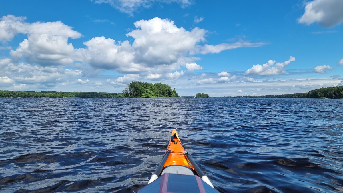 Волжский ветер опять встречный, но хоть солнце появилось. Куртка отправилась в отсек. 😎