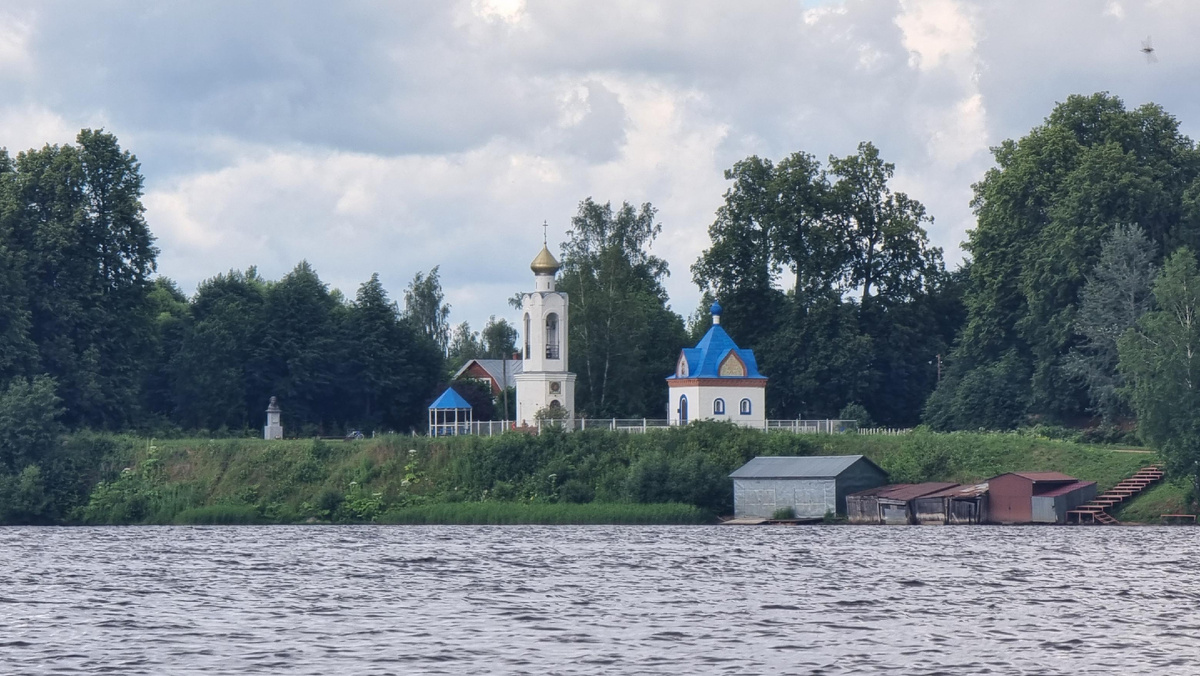 Спокойное место с видом на часовню Казанской иконы Божией Матери.