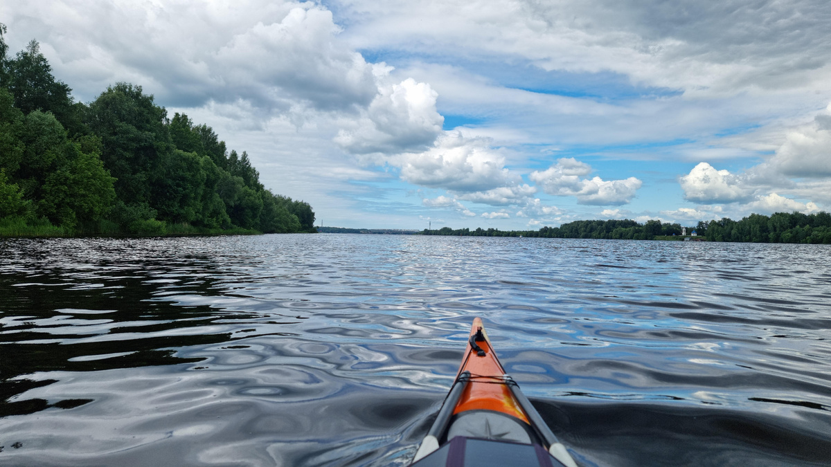 Спокойное место с видом на часовню Казанской иконы Божией Матери.