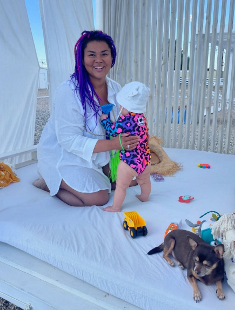 Корнелия Манго с дочкой на отдыхе. Фото: соцсети