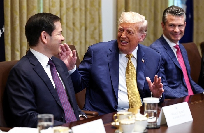    Президент США Дональд Трамп беседует с госсекретарем Марко Рубио.Reuters/Kevin Lamarque