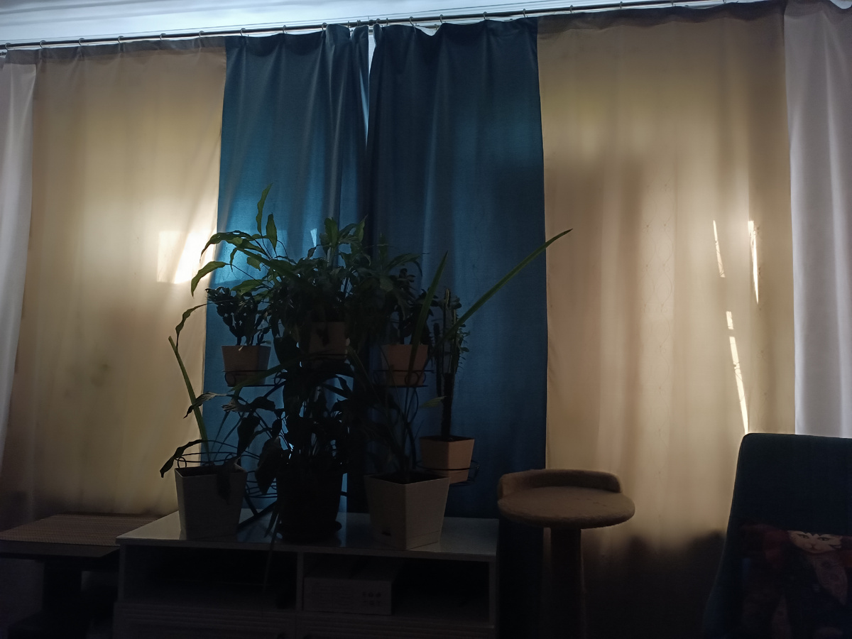 Это не очень солнечным утром с портьерами. Всё равно светло.