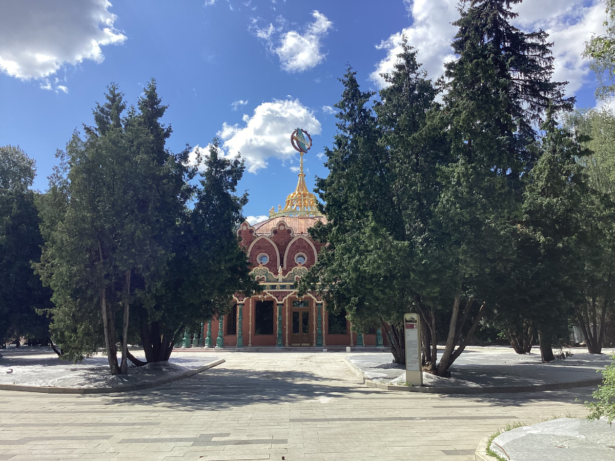 Работы продолжаются, но ограждение почти убрали. Фото автора.