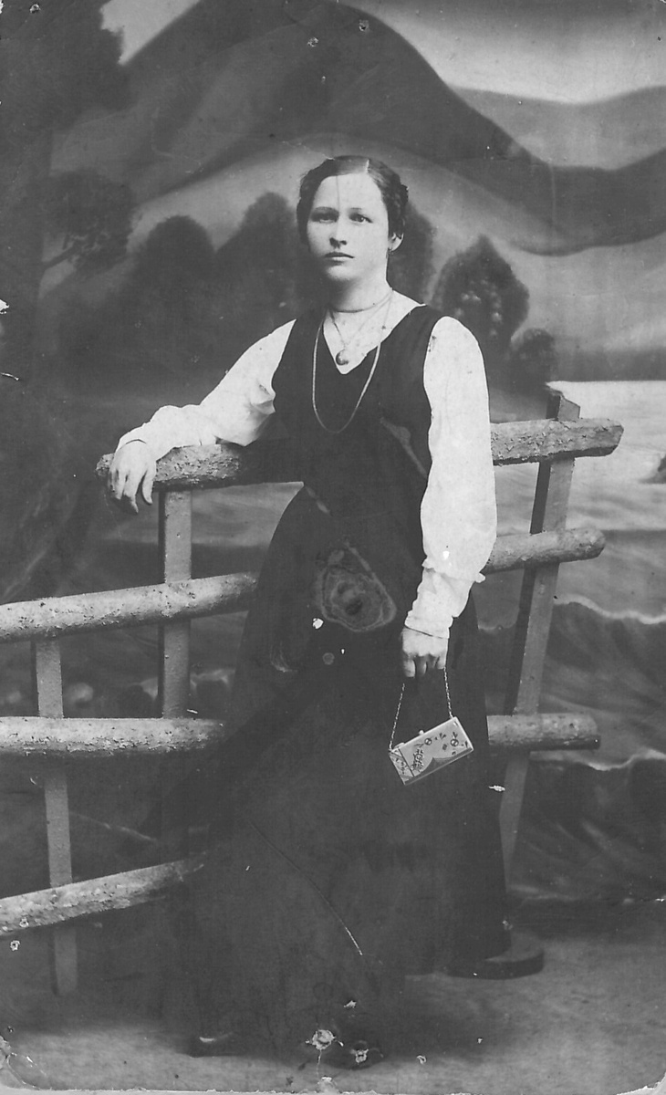 Дятьково, 1907 г. Вареньке 17 лет. Накануне свадьбы. В руках у бабушкиной сестры серебряная сумочка с эмалью, с которой я играла в детстве