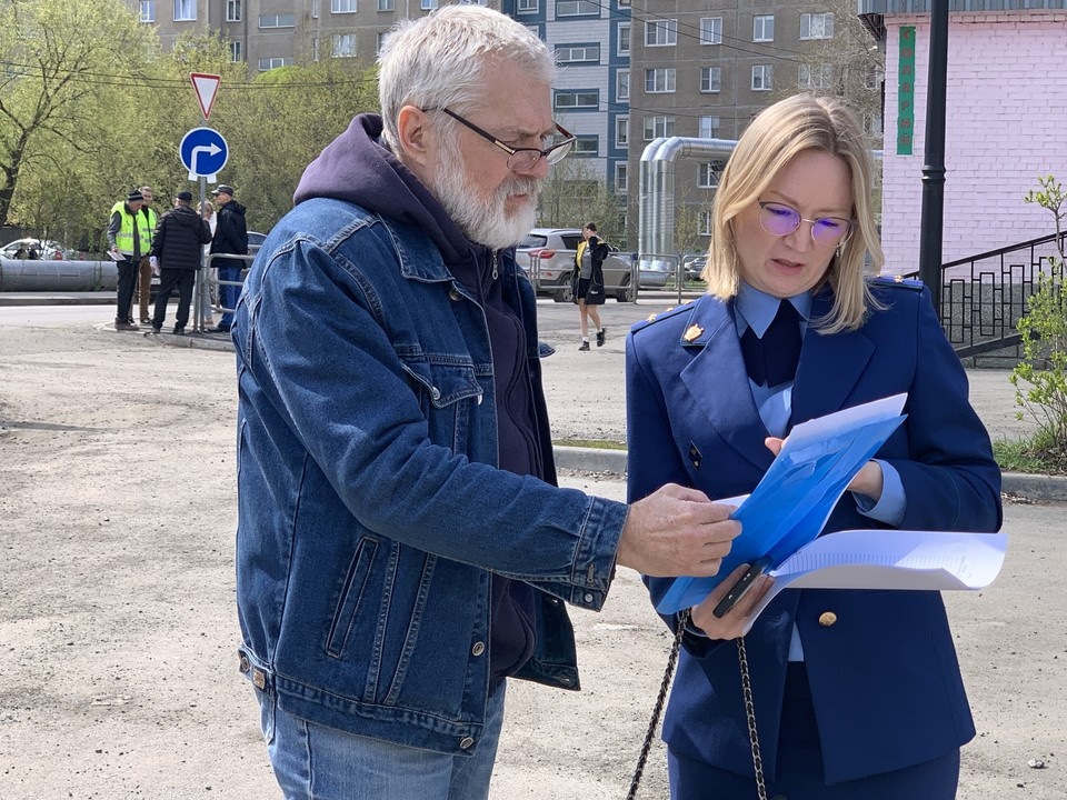    Евгений Медведев с представителями прокуратуры на улице Агалакова. Предоставлено "Комсомолке"