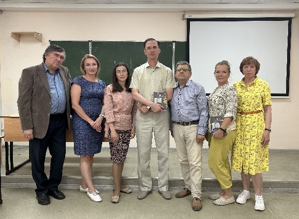 Коллектив соавторов. Автор, Рашид Хакимов - тратий справа.