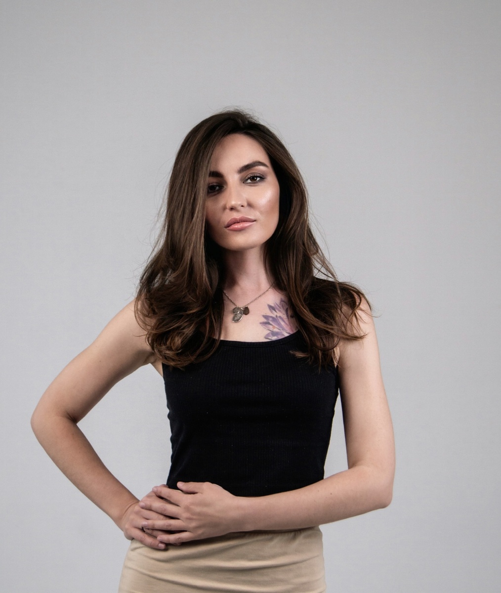 Здесь я еще с натуральными волосами. И без челки)))