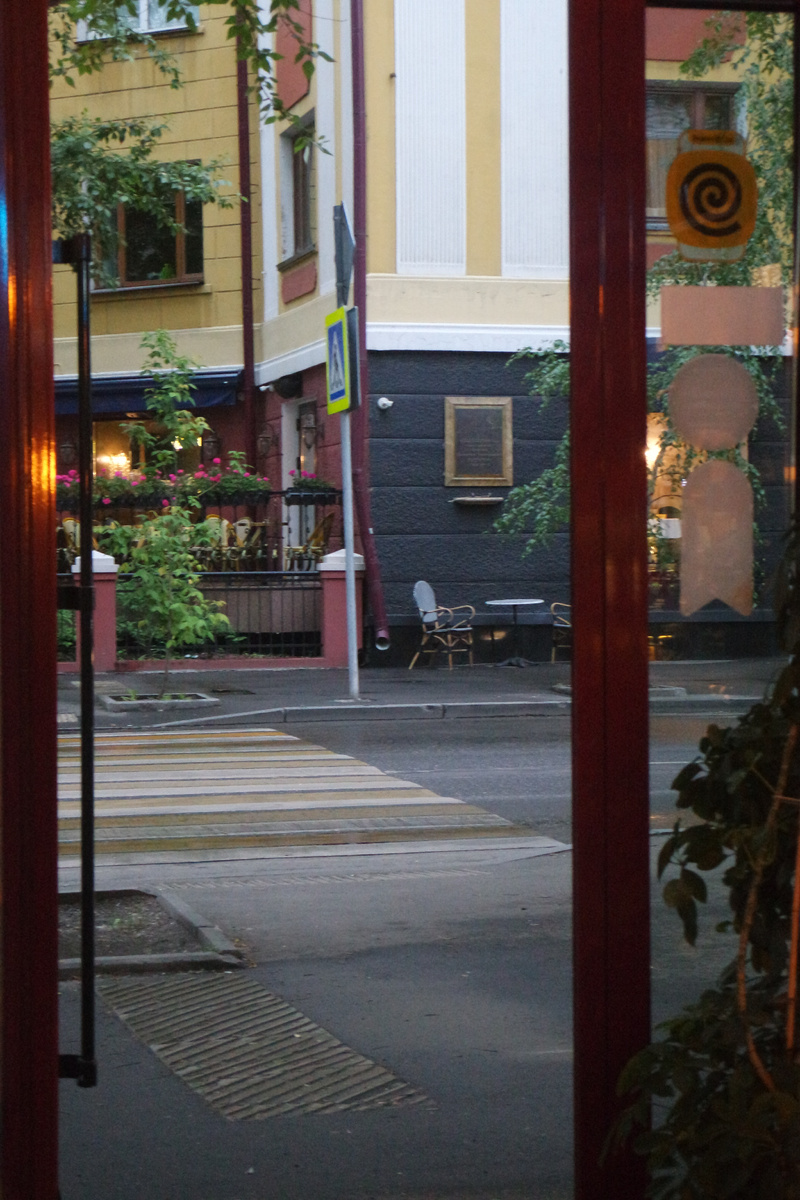 вид на дождливую улицу 5-ой Армии из кофейни