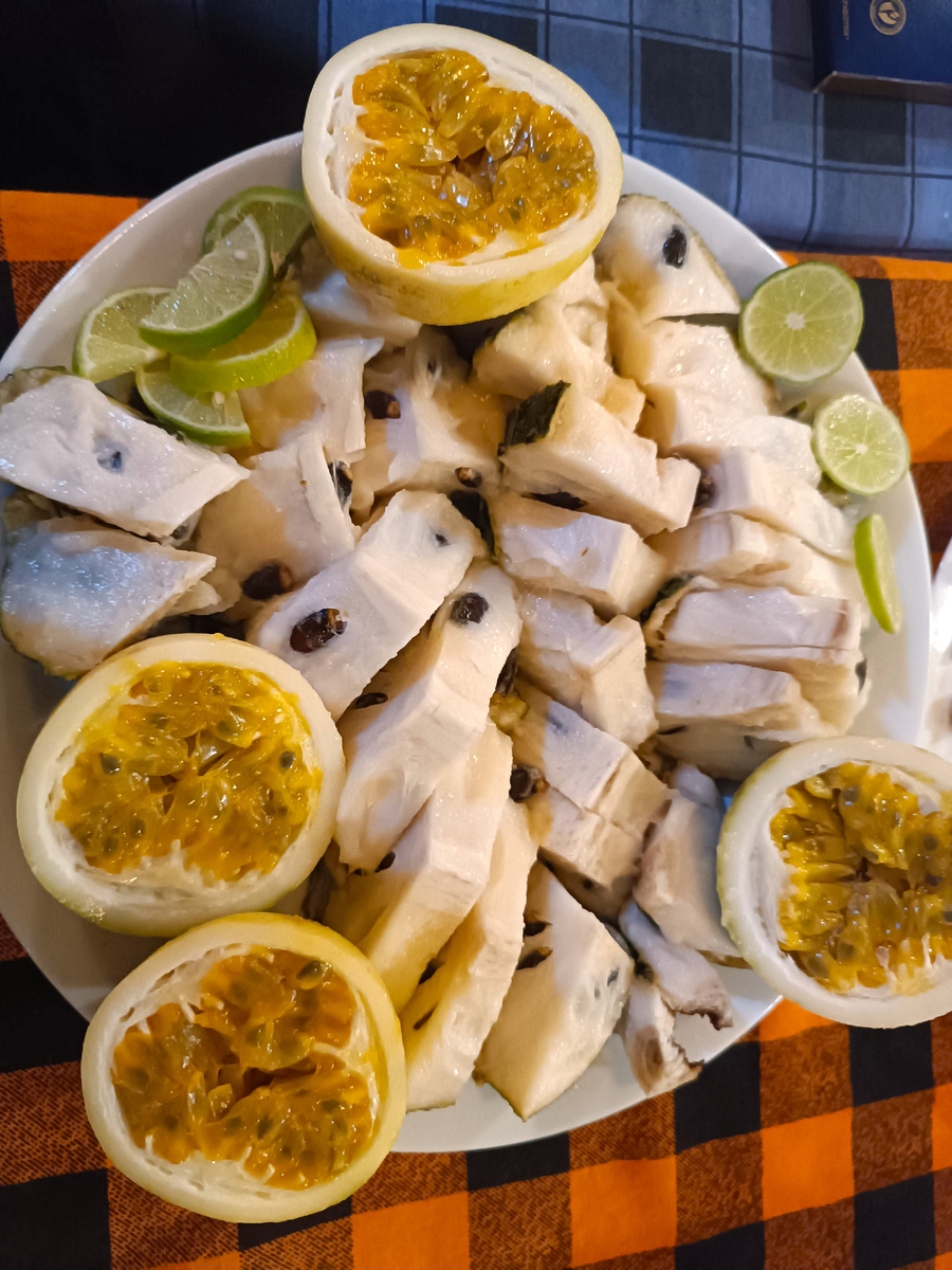 Плоды сметанного дерева, маракуйя и лайм