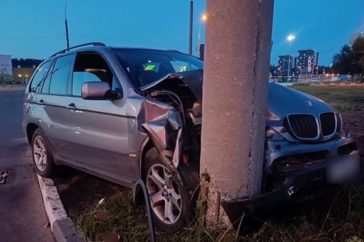    В Тольятти водитель БМВ, не справившись с управлением, врезался в столб