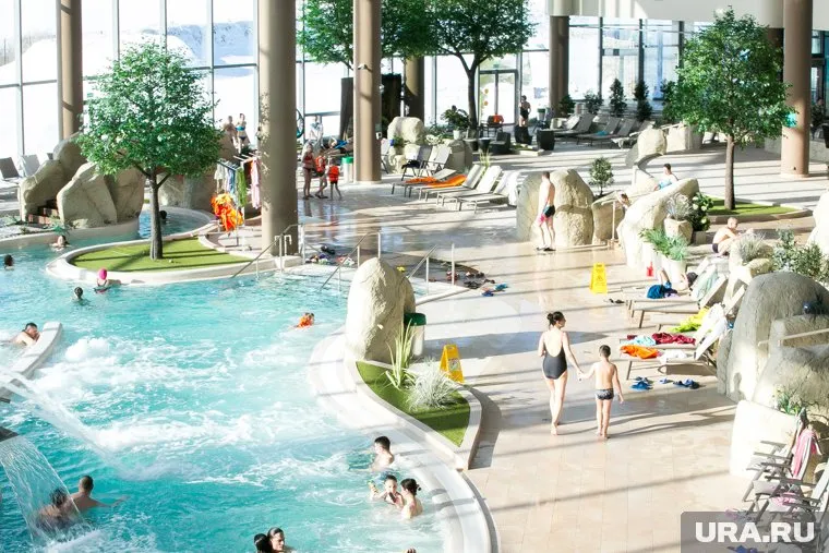 Другим не понравилось, что даже при покупке билетов через сайт приходится также стоять на входе в очереди
Фото: Денис Моргунов © URA.RU