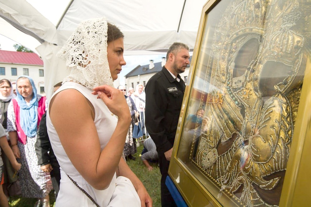    Перед Тихвинской иконой Божией Матери молятся, испрашивая счастливого брака и беременности. / Telegram-канал губернатора Ленинградской области Александра Дрозденко
