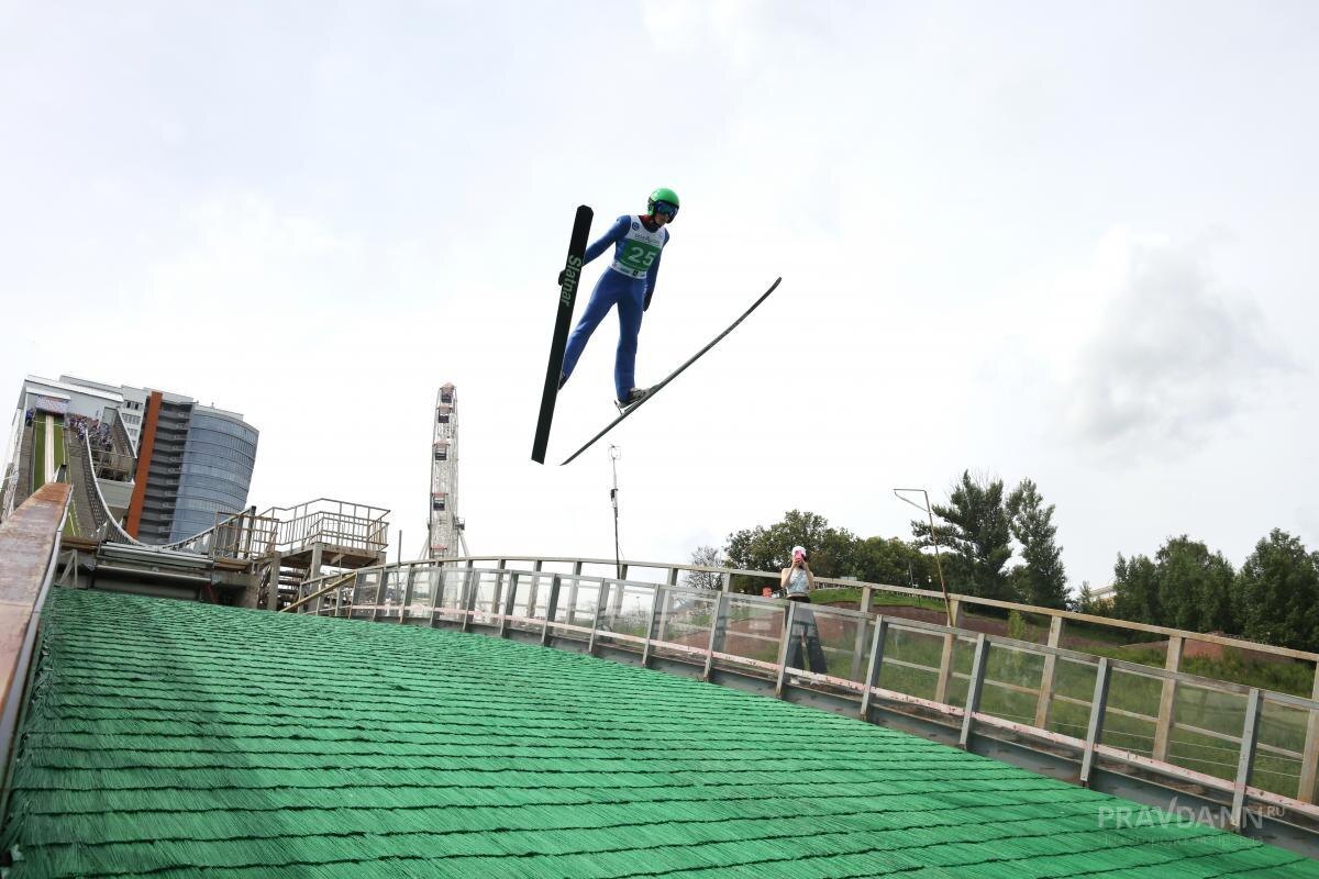   Наблюдая за прыгунами с трамплина, зрители восхищаются их бесстрашием и красотой полётов