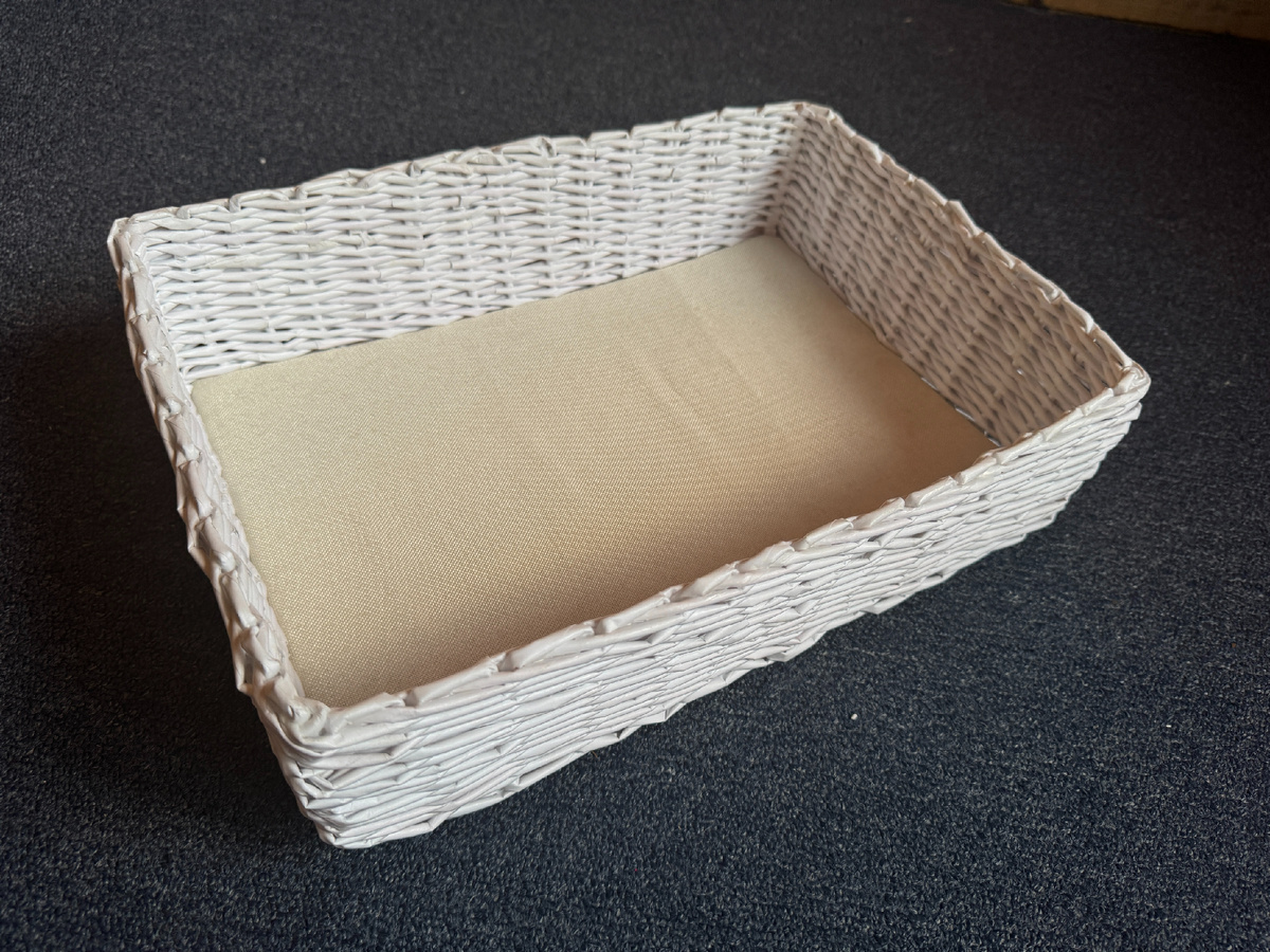 Вот так выглядит моя корзина со вех сторон. Основы из картона я еще обклеела тканью. Плетение конечно не супер аккуратное, но для первого раза думаю сойдёт)) К тому же из офисной жесткой бумаги действительно сложно плести. 