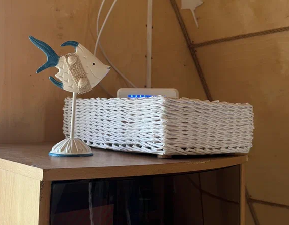 Вот такое у меня теперь место хранения на шкафчике второго этажа на даче.